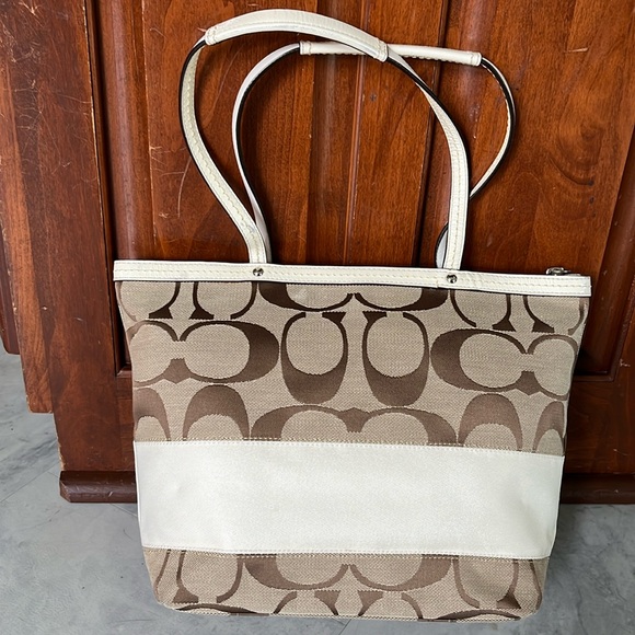 Coach Signature C pattern ivory stripe Like New shoulder bag  ivory leather Trim - Picture 3 of 16